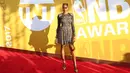Model yang juga aktris Hollywood, Damaris Lewis, berpose saat melintasi karpet merah NBA Awards 2017 di Basketball City, New York, Senin, (26/6/2017). (NBAE via Getty Images/Nathaniel S Butler) 