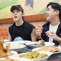 Jerome Polin membagikan momen mukbang nasi Padang bareng dengan Taeyong NCT. Selain menu ayam hingga daging, Jerome juga mengenalkan petai hingga jengkol pada Taeyong. Berikut potret Taeyong mukbang nasi Padang di Jakarta. [Instagram/jeromepolin]