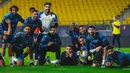 Pemain Al Nassr, Cristiano Ronaldo (tengah) berfoto bersama dengan rekannya saat latihan menjelang laga debutnya di Liga Pro Arab Saudi 2022/2023 melawan Al Ittifaq yang berlangsung di Mrsool Park, Minggu (22/01/2023) dini hari WIB. CR7 sebelumnya harus absen dalam dua laga Al Nassr karena terkena sanksi yang didapat dari Manchester United. (Twitter/@AlNassrFC)