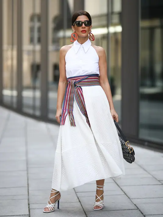 Jika kamu masih merasa penampilanmu kurang menarik, tambahkan aksesori, seperti ikat pinggang. Ikat pinggang saja bisa menonjolkan area pinggangmu dengan lebih baik. Foto: Instyle.