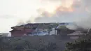 Kobaran asap membumbung dari kebakaran Kastil Shuri di Okinawa, Jepang selatan, Kamis (31/10/2019). Kastil, yang dibangun sekitar 500 tahun yang lalu pada masa Dinasti Ryukyu, ini ditetapkan sebagai harta nasional Jepang pada 1933. (Tomomi Tomita/Kyodo News via AP)