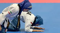 Atlet taekwondo Indonesia, Defia Rosmaniar, saat beraksi di nomor indvidu poomsae putri Asian Games 2018 di JCC, Jakarta, Minggu (19/8/2018). Defia menang dengan skor 8.690-8.470 atas wakil Iran Salahshouri Marjan. (Bola.com/Peksi Cahyo)