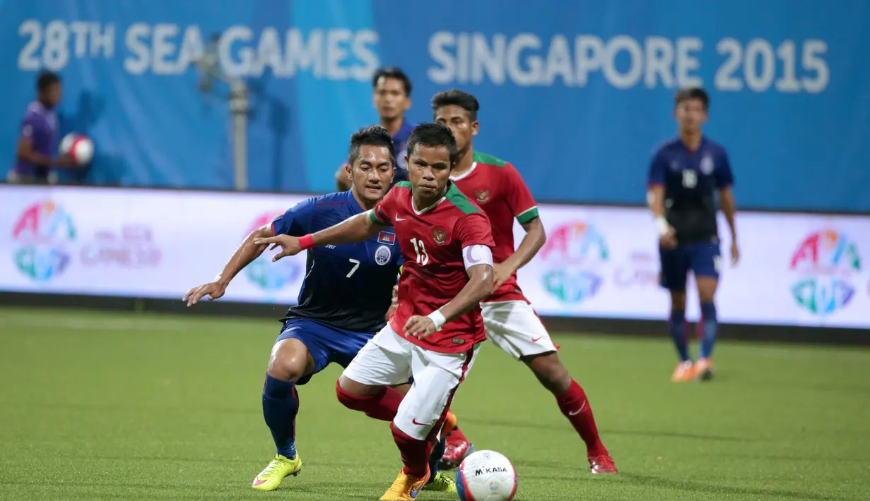 Kapten timnas Indonesia U-23, Manahati Lestusen (depan) menutup pergerakan Mony Udom P (Kamboja) di penyisihan Grup A Sea Games 2015 di Stadion Jalan Besar, Singapura, Sabtu (6/6/2015). Indonesia unggul 6-1 atas Kamboja. (Liputan6.com/Helmi Fithriansyah)