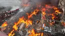 Kobaran api telah menyebar ke lebih dari enam bangunan dan daerah pemukiman terdekat. Lebih dari 6.000 orang memiliki toko di pasar itu.  (AFP Photo)