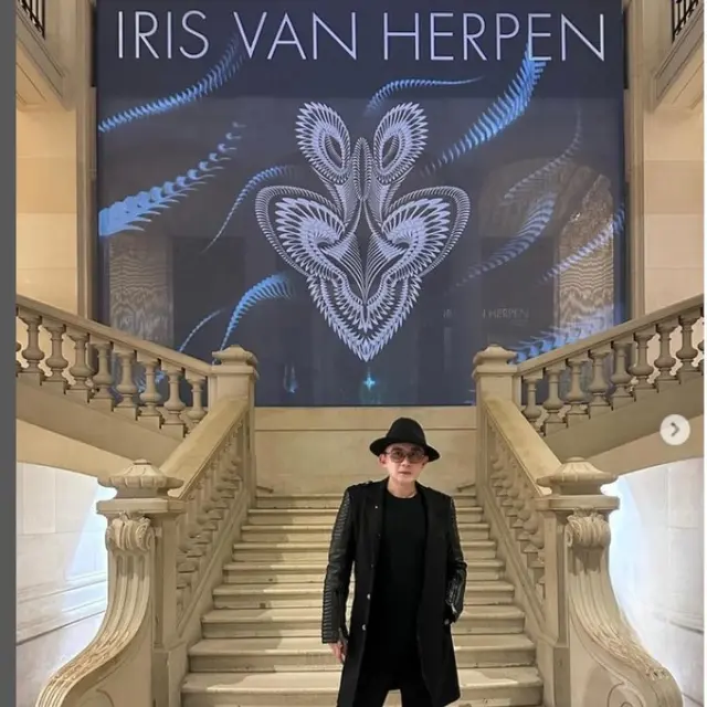 Koleksi headpiece Rinaldy Yunardi yang dinamakan ‘Architecronics’ untuk koleksi Fall Winter 2024 Iris Van Herpen dipajang di sebuah pameran yang digelar di museum MAD Paris