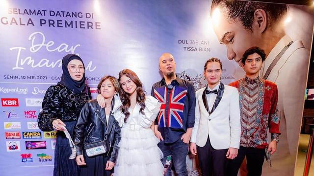 Ahmad Dhani tampak memberikan dukungan bagi Tissa Biani dan Dul Jaelani di acara peluncuran film perdana mereka (https://www.instagram.com/p/COv_OvHnrPd/)