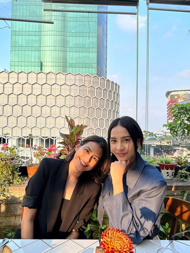 7 Potret Kompak Raihaanun dan Anya Geraldine, Adu Akting di Layangan Putus The Movie