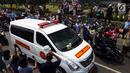 Warga mengambil gambar iring-iringan mobil jenazah yang membawa almarhum Presiden ke-3 RI, BJ Habibie saat melintasi Jalan Gatot Subroto menuju TMP Kalibata, Jakarta, Kamis (12/9/2019). BJ Habibie meninggal pada Rabu (11/9/2019) setelah menjalani perawatan di RSPAD. (Liputan6.com/Johan Tallo)