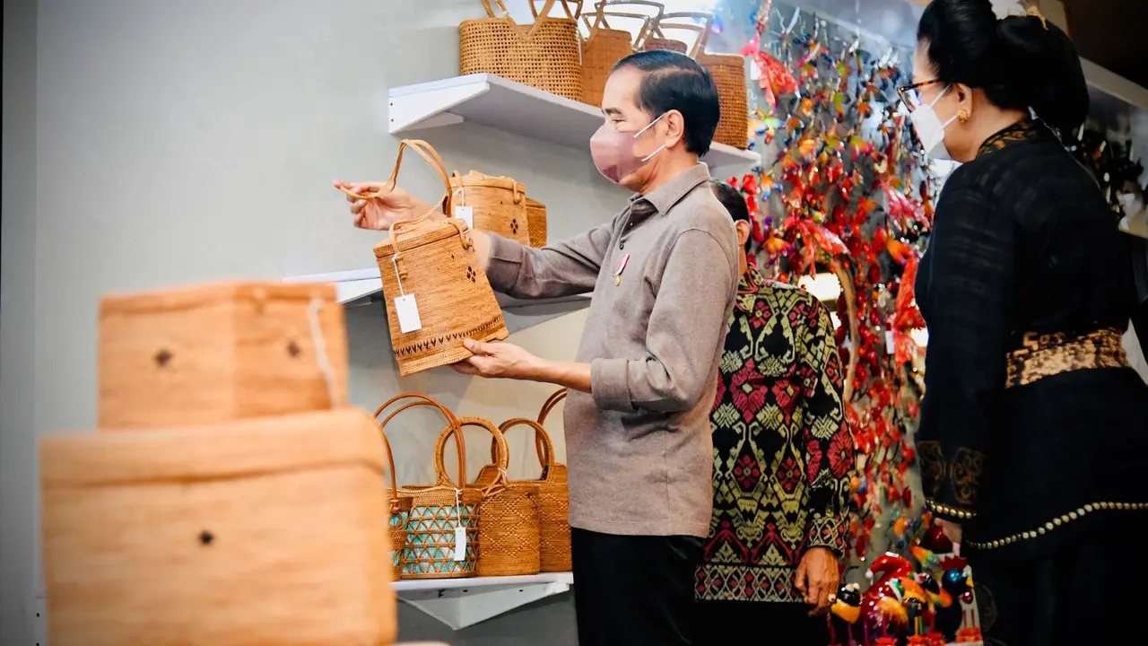 Presiden Jokowi meninjau beberapa pelaku IKM di antaranya adalah pengrajin kursi, kain tenun, serta lukisan di  Pameran IKM Bali Bangkit di Taman Werdhi Budaya Art Centre, Denpasar.