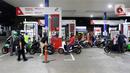 Sejumlah kendaraan mengisi bahan bakar minyak (BBM) di sebuah SPBU di Jakarta, Kamis (31/3/2022). PT Pertamina (Persero) akan memberlakukan tarif baru BBM jenis Pertamax menjadi Rp 12.500 pada 1 April 2022. (Liputan6.com/Herman Zakharia)