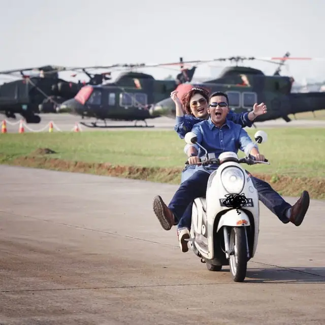 Dilamar Perwira TNI, Ini 7 Potret Kebersamaan Joy Tobing dan Calon Suami