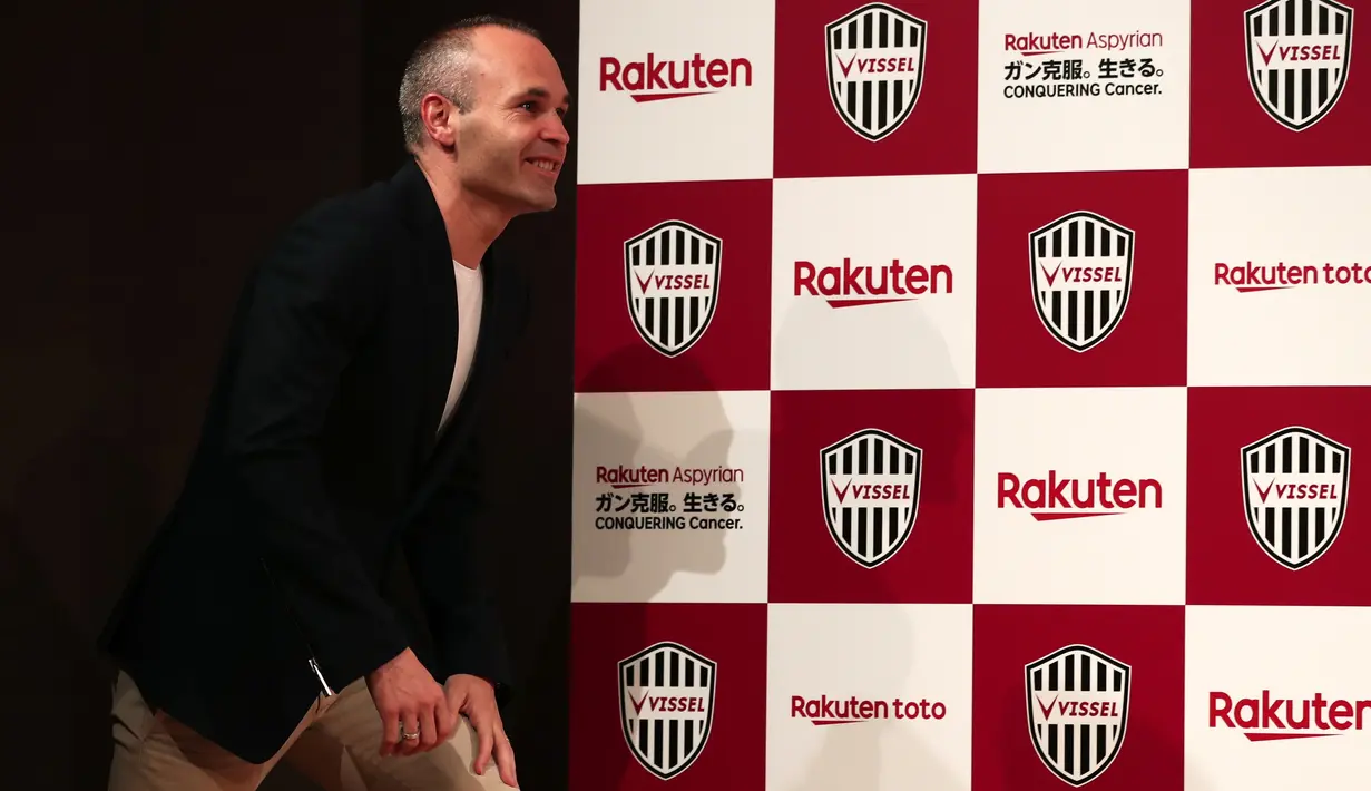Andres Iniesta saat mengikuti jumpa pers perkenalan dirinya bersama Vissel Kobe di Tokyo, (24/5/2018). Andres memilih bergabung dengan Vissel Kobe selama tiga musim. (AFP/Behrouz Mehri)