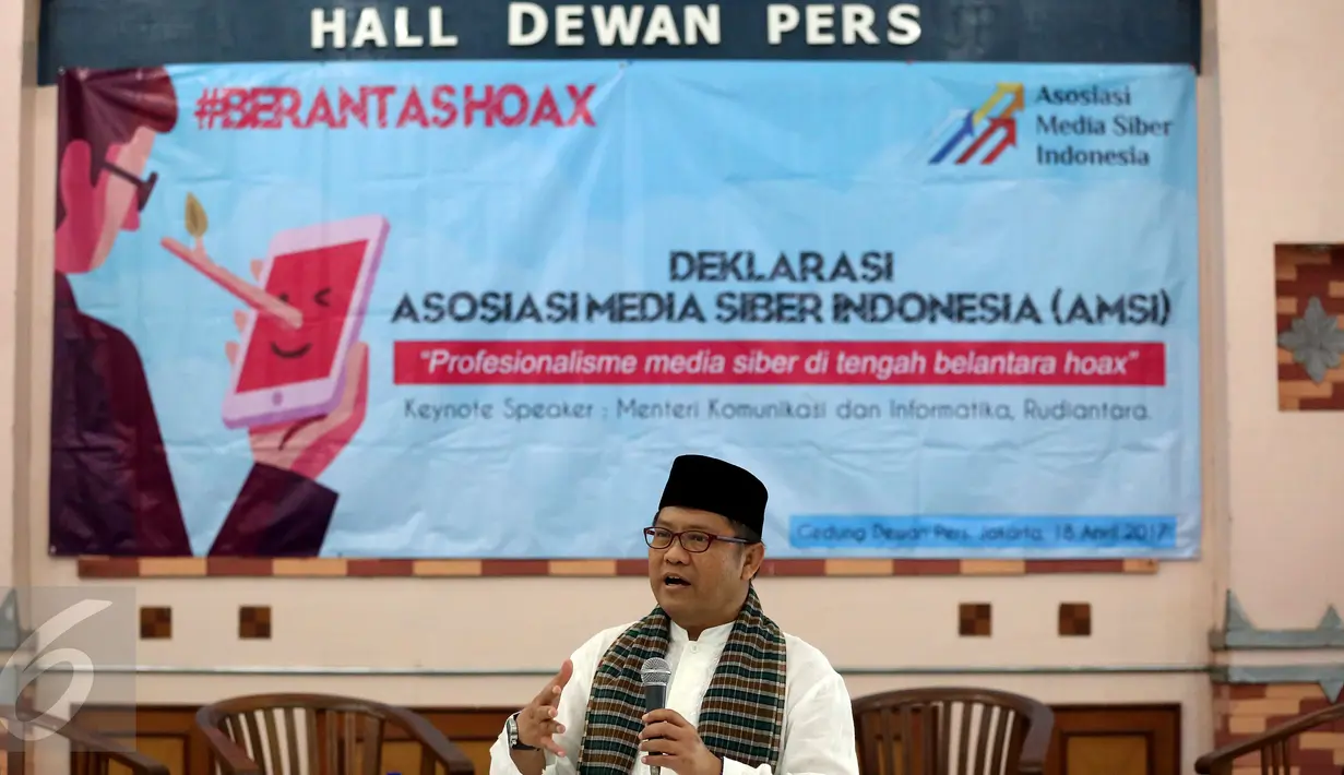Menkominfo Rudiantara memberi sambutan saat Deklarasi Resmi Asosiasi Media Siber Indonesia, Jakarta, Selasa (18/4). AMSI ini didirikan guna Profesionalisme media siber teteap dalam kaidah ditengah belantara berIta-berita Hoax. (Liputan6.com/Johan Tallo)