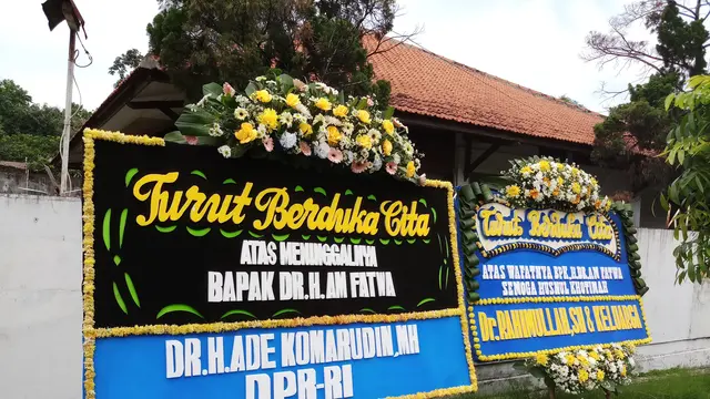 Karangan bunga juga mulai memenuhi jalan masuk menuju rumah duka AM Fatwa