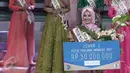 Finalis asal Jepara, Syifa Fatimah menyabet juara Puteri Muslimah Indonesia 2017 di Jakarta, Senin (9/5). Atas kemenangan ini, Syifa berhak mendapatkan hadiah uang Rp 50 juta dan paket perhiasan senilai Rp 30 juta. (Liputan6.com/Herman Zakharia)