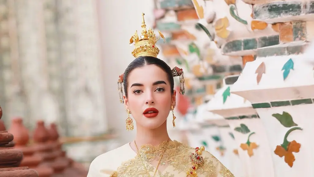Dalam foto yang diunggah ke media sosial, Tasya terlihat bagaikan putri kerajaan Thailand dengan sentuhan pesona Timur Tengah yang khas, membuat netizen menjulukinya sebagai "Lisa BLACKPINK versi Arab." [@tasyafarasya].
