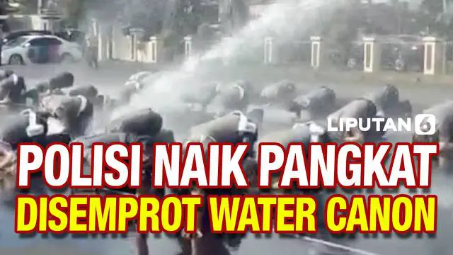 Puluhan anggota Polresta Tasikmalaya mendapatkan kenaikan pangkat. Sebagai ucapan syukur mereka disemprot air dari water canon serta makan bersama.