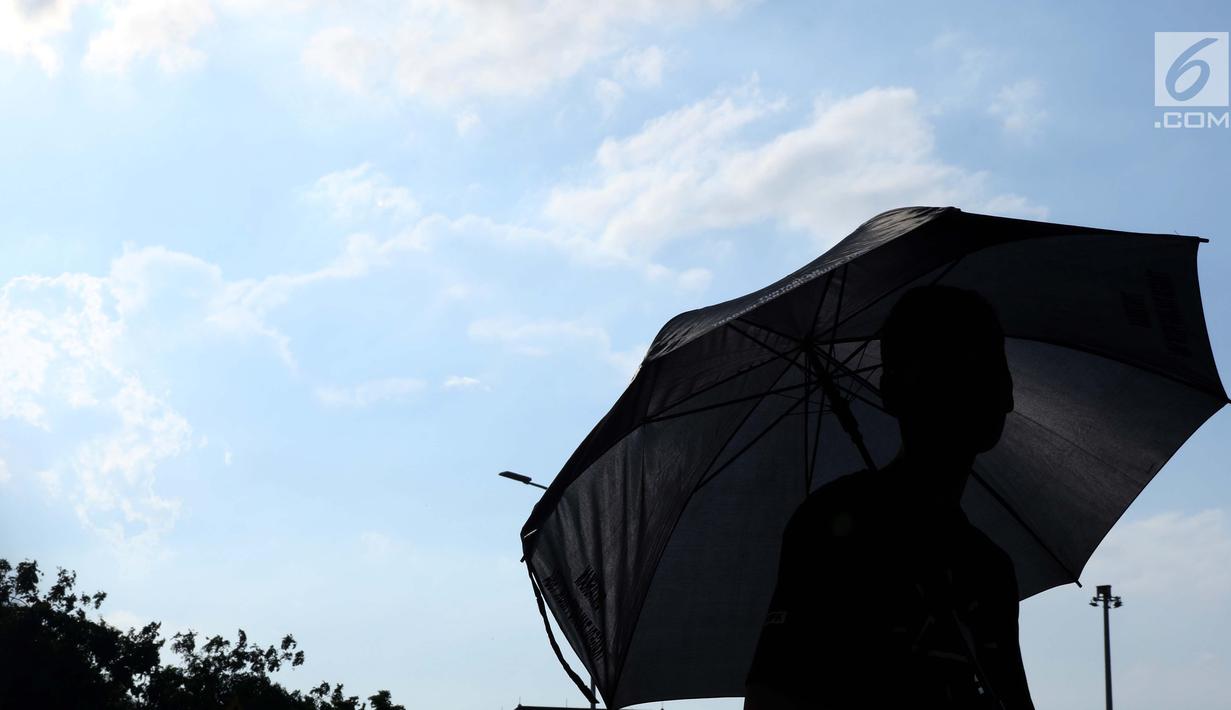 Peserta aksi Kamisan saat aksi di kawasan Silang Monas depan Istana Negara, Jakarta, Kamis (7/2). Seiring aksi Kamisan, JSKK meminta komitmen pemerintah untuk menyelesaikan kasus pelanggaran HAM masa lalu. (Liputan6.com/Helmi Fithriansyah)