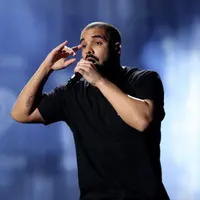 Belakangan nama Leonardo DiCaprio tersiar sedang berusaha mendekati Bella. Sayangnya, Bella tak menanggapi lelaki itu dan lebih memilih seorang Rapper bernama Drake.  (AFP/Bintang.com)