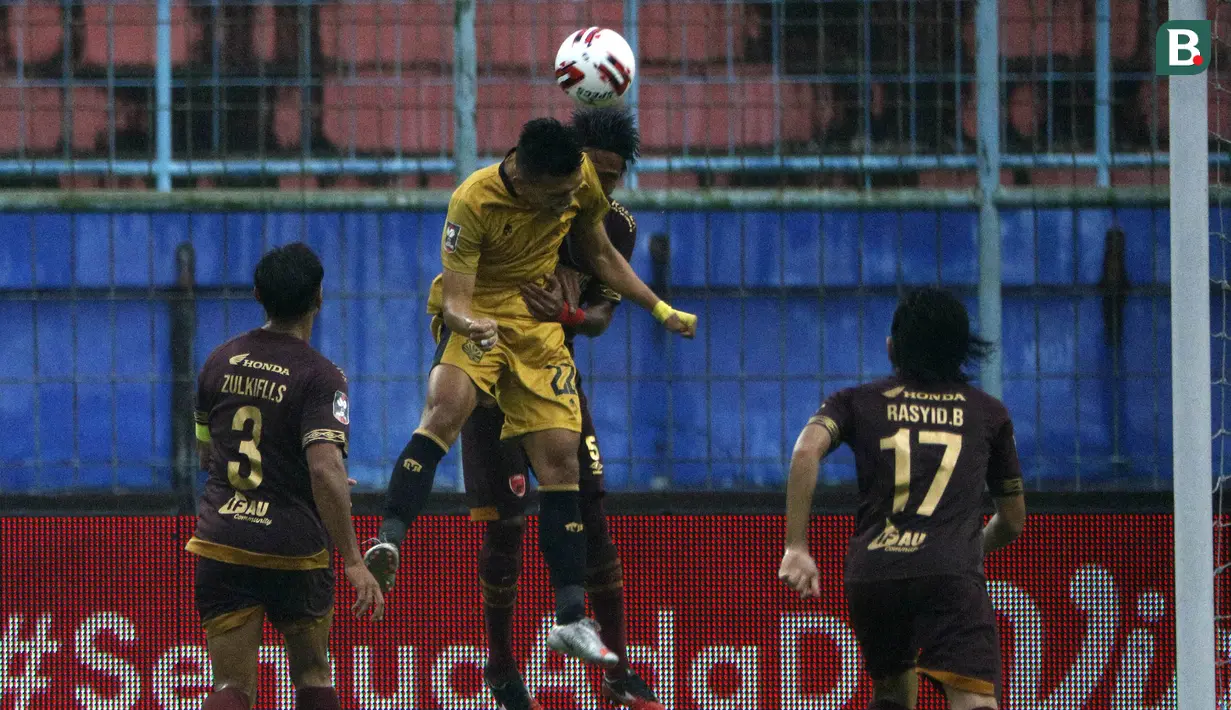 Pemain Bhayangkara Solo FC, Indra Kahfi (kedua kiri) berebut bola di udara dengan pemain PSM Makassar, Erwin Gutawa dalam pertandingan matchday ke-2 Babak Penyisihan Grup B Piala Menpora 2021 di Stadion Kanjuruhan, Malang, Sabtu (27/3/2021). Kedua tim bermain imbang 1-1. (Bola.com/Ikhwan Yanuar)