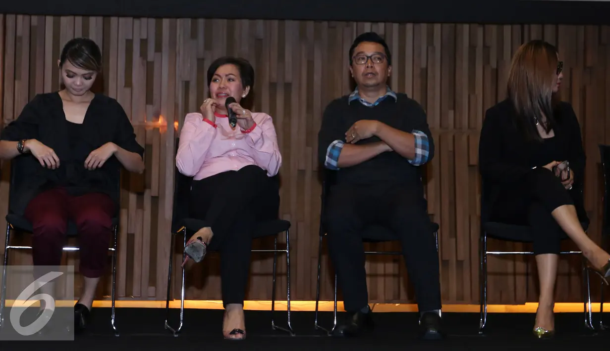Harsiwi Ahmad memberikan paparan saat jumpa pres HUT Indosiar ke 21 di Jakarta, Kamis (7/1/2016). HUT Indosiar akan menghadirkan Konser Raya 21 Tahun disiarkan langsung dari Istora Senayan pukul 19:00 WIB. (Liputan6.com/Herman Zakharia)