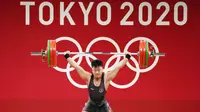 Rahmat Erwin Abdullah - Kejutan kembali datang dari cabor angkat besi 73 kg putra. Anak muda asal Makassar ini berhasil menembus tiga besar dan berhak naik podium sekaligus membawa pulang medali perunggu. (Foto/AP/Luca Bruno)