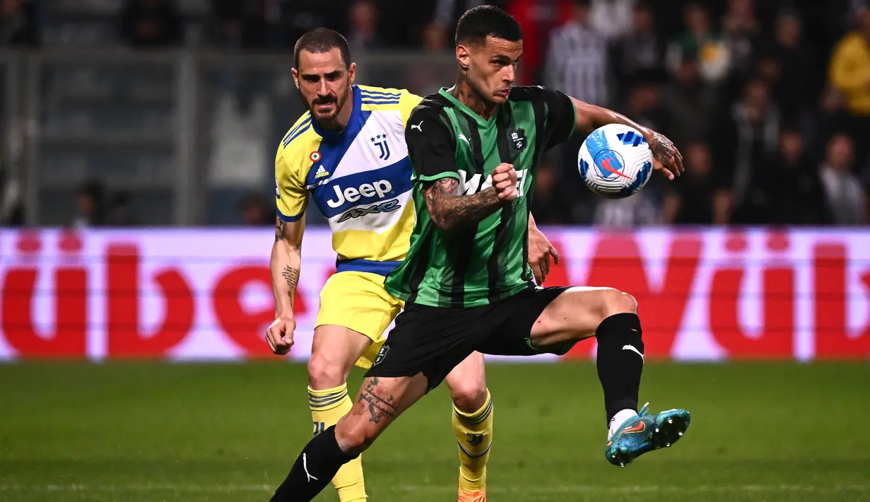 <p>Penyerang Sassuolo, Gianluca Scamacca mengontrol bola dari kawalan bek Juventus, Leonardo Bonucci selama pertandingan lanjutan Liga Serie A Italia di stadion Citta del Tricolore di Reggio Emilia, Selasa (26/4/2022). Juventus menang tipis atas Sassuolo 2-1. (AFP/Marco Bertorello)</p>
