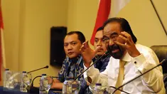 Ketua Partai Nasdem, Surya Paloh (kanan) menjawab pertanyaan usai pengunduran Patrice Rio Capella di Kantor DPP Partai Nasdem, Jakarta, Kamis (15/10/2015). Rio Capella tersangka oleh KPK untuk kasus bansos Provinsi Sumut. (Liputan6.com/Helmi Fithriansyah)