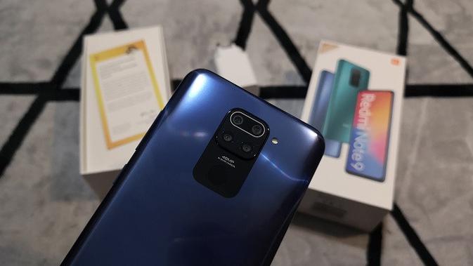 Bongkar Boks Penjualan Redmi Note 9 (/Agustinus M.Damar)