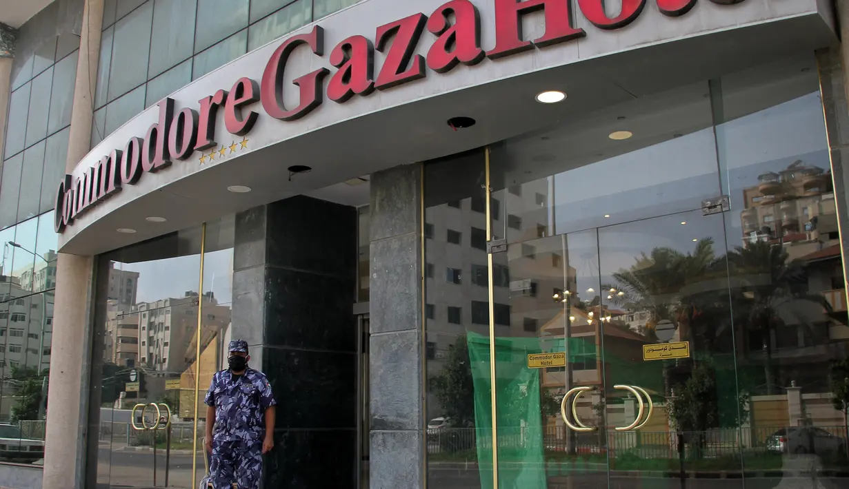 Seorang polisi Palestina berdiri di depan sebuah hotel di Gaza City, 17 September 2020. Lebih dari 500 tempat wisata di Gaza, termasuk hotel, restoran, gedung pernikahan, dan kafe, telah ditutup menyusul penerapan lockdown yang menyebabkan 7.000 pekerja menganggur sementara (Xinhua/Rizek Abdeljawad)