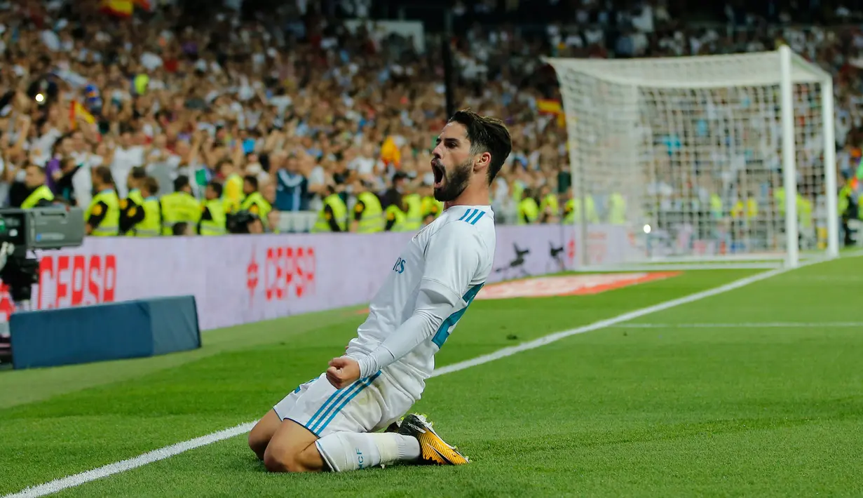 Pemain Real Madrid, Isco merayakan golnya ke gawang Espanyol dalam lanjutan La Liga 2017/2018 di Santiago Bernabeu, Minggu (1/10). Isco jadi pahlawan tim setelah memborong dua gol. (AP/Paul White)