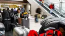 Tas dan koper diletakkan di luar pos pemeriksaan keamanan TSA selama badai musim dingin di Bandara Internasional Denver di Denver, Colorado, Rabu (22/2/2023). Lebih dari 50 juta orang berada di bawah peringatan cuaca musim dingin pada Rabu pagi saat badai bergerak melintasi petak luas Amerika Serikat  bagian barat dan utara dan ke timur. (Michael Ciaglo/Getty Images/AFP)
