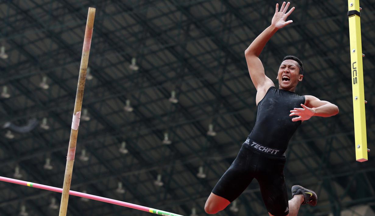 Atlet DKI Jakarta, Akbar Danar, melakukan lompatan saat Kejurnas Atletik nomor lompat tinggi galah U-20 putra di Stadion Pakansari, Bogor, Selasa (6/8). Kejurnas tahun ini juga dilakukan untuk kualifikasi jelang PON. (Bola.com/Peksi Cahyo)