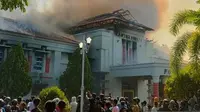 Kebakaran melanda kantor Bupati Pohuwato, di Jalan Ki Hajar Dewantara, Kecamatan Marisa, Provinsi Gorontalo, Kamis (21/9/2023). (Liputan6.com/ Dok Ist)
&nbsp;