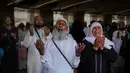 Jemaah Muslim berdoa setelah melempar kerikil ke tiang-tiang sebagai simbol pelemparan batu ke setan pada hari kedua ritual, salah satu upacara terakhir ibadah haji tahunan, di Mina, Arab Saudi, Kamis 28 Mei 2026. (AP Photo/Altaf Qadri)