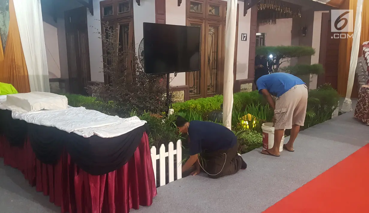 Pekerja menyiapkan dekorasi di lokasi acara adat pemberian marga untuk Kahiyang Ayu di kediaman Doli Sinomba Siregar, Medan (20/11). Menurut Doli, dalam acara adat nanti, Kahiyang akan diberi marga Siregar sesuai marga ibu Bobby. (Liputan6.com/Aditya Eka)