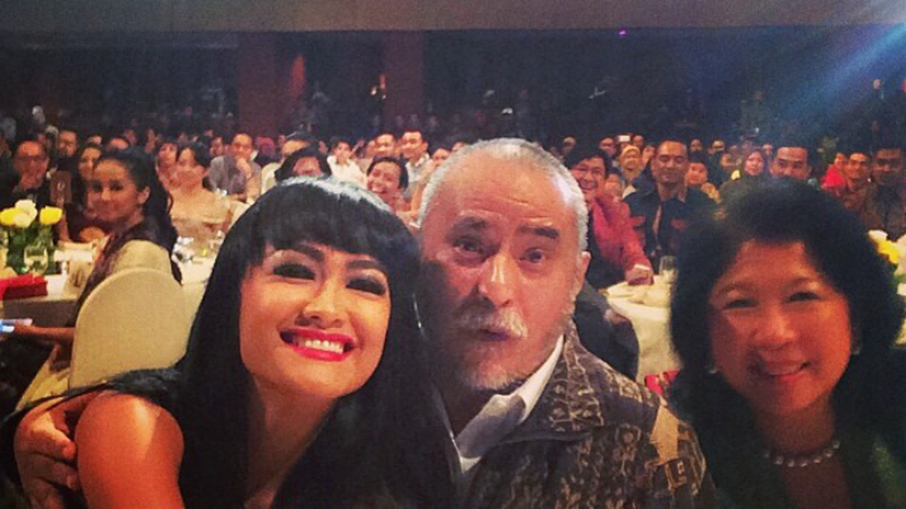 Selfie pakai Tongsis, Jupe: Selfie Gue Lebih Keren dari Hollywood