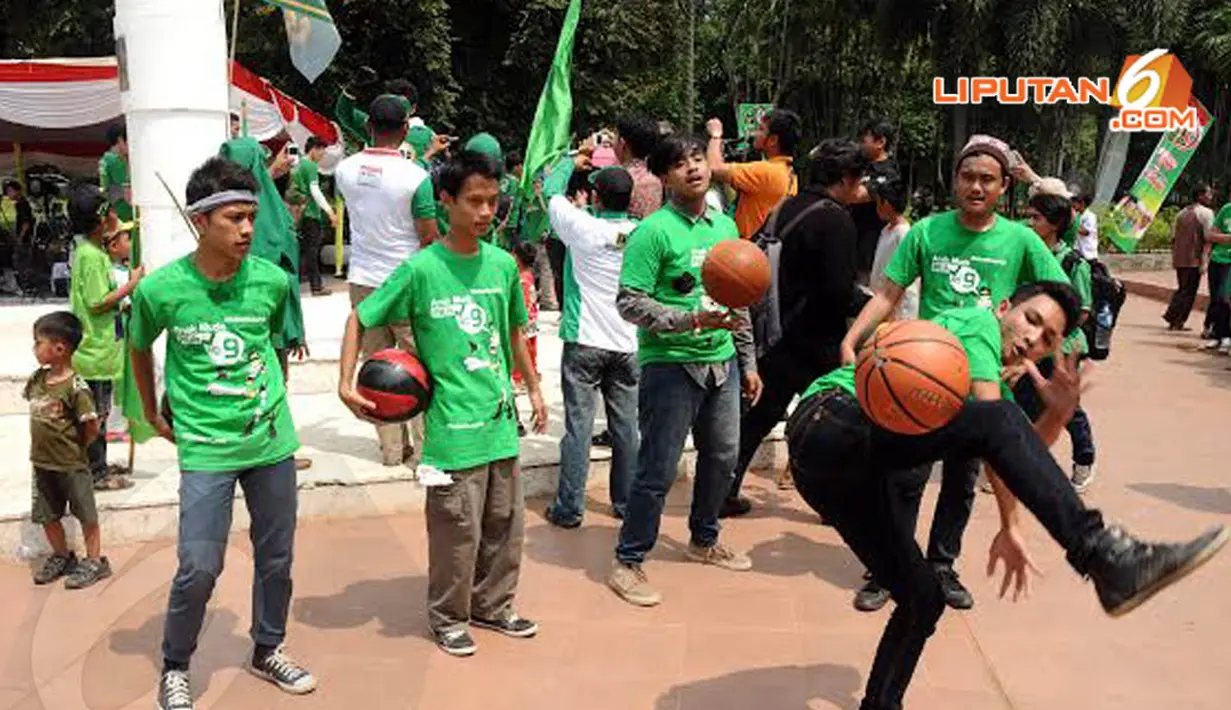 Lima orang anak laki-laki ini menunjukkan kebolehannya dalam memainkan drible bola basket (Liputan6.com/Helmi Fithriansyah)