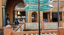 Diketahui, sebelumnya, Biaya Penyelenggaraan Ibadah Haji (BPIH) 2026 disepakati sebesar Rp 87,4 juta. Tampak dalam foto, para calon jemaah haji Indonesia menerima pengajaran tentang ritual haji sebelum berlatih di depan replika tempat-tempat suci di Pusat Pelatihan Manasik Al Mahmudah (AMTC), sebuah fasilitas pelatihan haji yang menampilkan replika tempat-tempat ziarah utama, di Tangerang Selatan pada 5 April 2026. (YASUYOSHI CHIBA/AFP)