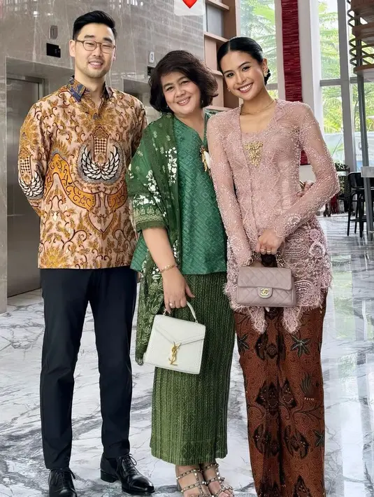 Maudy juga berfoto bersama sang suami yang mengenakan batik lengan panjang, dipadukan celana hitam. Sedangkan sang ibunda mengenakan pakaian serba putih sambil membawa tas YSL.[@maudyayunda]