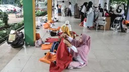 Warga mengikuti pelatihan tata busana di Ruang Publik Terpadu Ramah Anak (RPTRA) Borobudur, Menteng, Jakarta Pusat, Rabu (9/11/2022). Sudin Perindustrian, Perdagangan, Koperasi Usaha Kecil dan Menengah (PPKUM) Jakarta Pusat bekerja sama dengan sekolah tata busana menggelar pelatihan kriya yang dikhusukan untuk kaum perempuan. (merdeka.com/Iqbal S Nugroho)