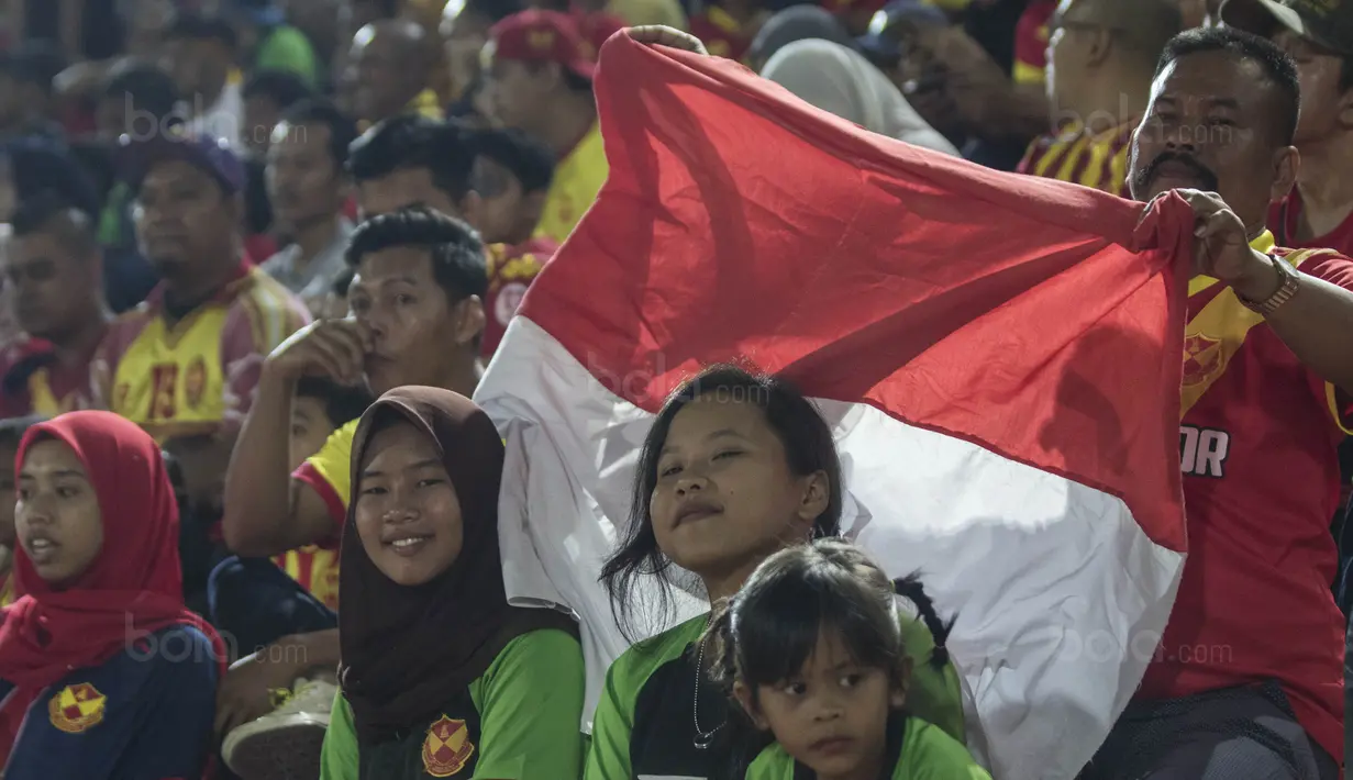 Suporter Selangor FA mengibarkan bendera Indonesia saat melawan Kuala Lumpur FA pada laga Liga Super Malaysia di Stadion Kuala Lumpur, Cheras, Minggu (4/2/2018). Kuala Lumpur FA kalah 0-2 dari Selangor FA. (Bola.com/Vitalis Yogi Trisna)