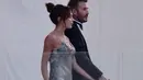 Victoria Beckham tampil menawan dalam balutan slip dress bernuansa silver. Gaya rambutnya juga ditata sederhana namun sempurna, memperlihatkan gaya elegan yang menarik perhatian. (foto: instagram/ @passportbeauty)