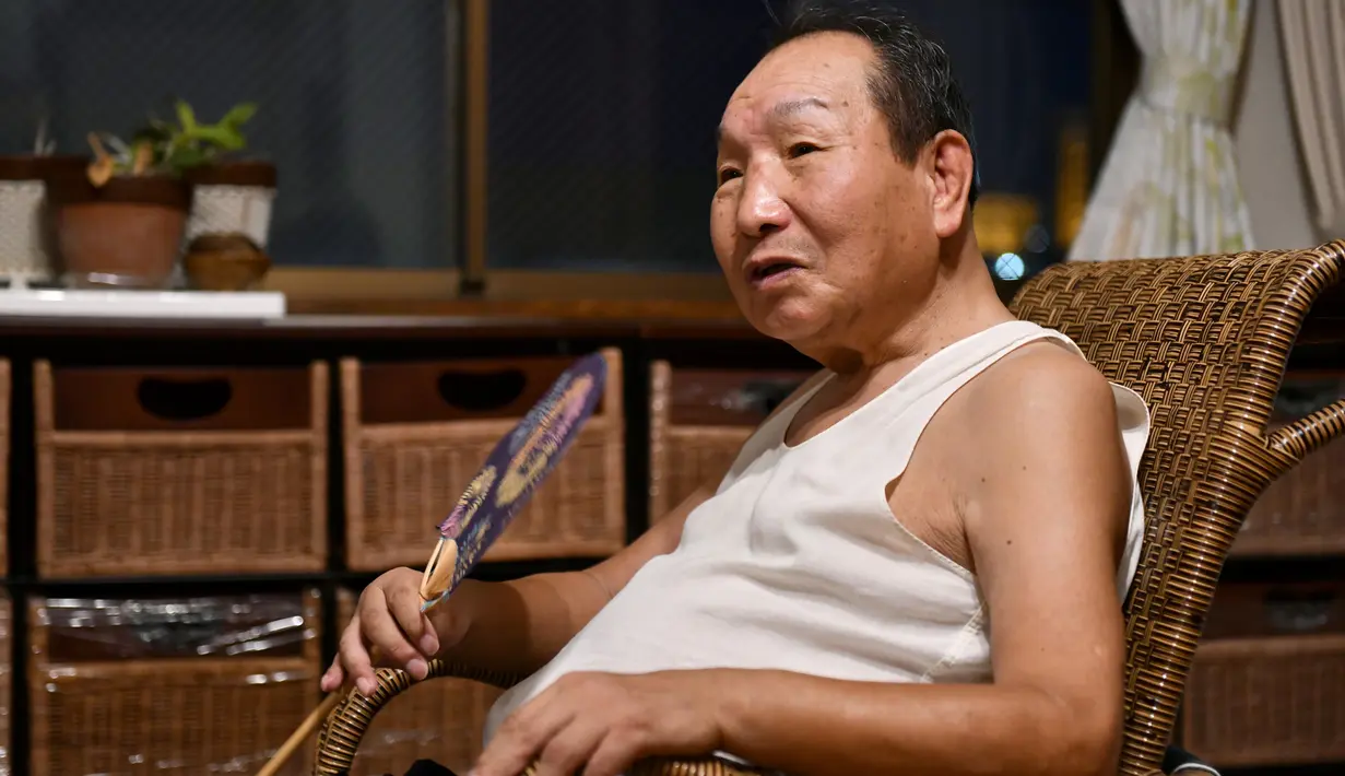 Pria terpidana mati asal Jepang, Iwao Hakamada (82)  berada di rumahnya, Hamamatsu, Prefektur Shizuoka, 28 Agustus 2018. Pada tahun 2014, Guiness Book of Records mencatatnya sebagai orang berstatus terpidana mati terlama di dunia. (KAZUHIRO NOGI/AFP)