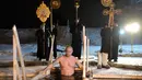 Presiden Rusia Vladimir Putin berendam di air dingin di Danau Seliger di desa Svetlitsa, Rusia (19/1). Ribuan pengikut Gereja Ortodoks Rusia akan berendam ke sungai dan kolam es merayakan Epiphany. (Alexei Druzhinin, Sputnik, Kremlin Pool Photo via AP)