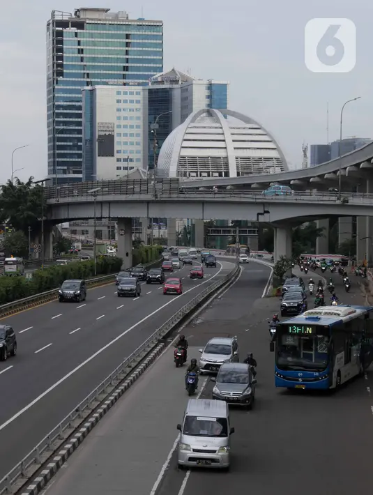Kendaraan melintas di tol dalam kota Gatot Subroto, Jakarta, Selasa (25/2/2020). Dikarenakan ruas jalan yang tergenang usai banjir hari ini membuat banyak pekerja kantoran meliburkan diri dan membuat ruas jalan di Jakarta lengang. (Liputan6.com/Faizal Fanani)