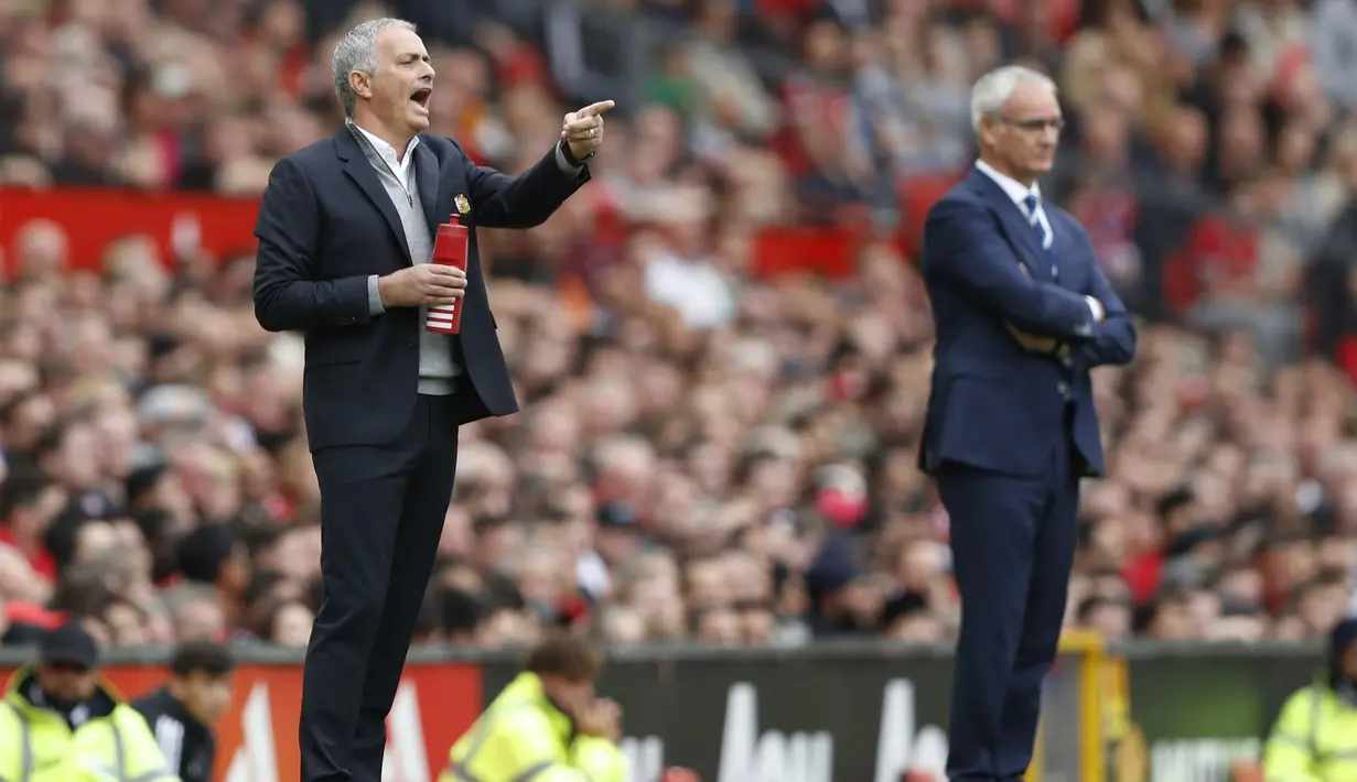 Gaya Jose Mourinho (kiri) dipinggir lapangan saat timnya melawan Leicester City pada laga Premier League di Stadion Old Trafford, Sabtu (24/9/2016) WIB. (Action Images via Reuters/Carl Recine)
