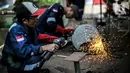 Sejumlah peserta mengikuti pelatihan pengelasan dengan sistem jemput bola (mobile training unit/MTU) yang digelar Pusat Pelatihan Kerja Khusus Pengembangan Las (PPKKPL) di halaman Kantor Kelurahan Pancoran, Jakarta, Kamis (15/9/2022). Kegiatan yang dilaksanakan selama kurang lebih selama satu bulan ini untuk memberikan keterampilan dan meningkatkan keahlian sekaligus sebagai upaya menekan angka pengangguran. (Liputan6.com/Faizal Fanani)