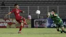 Striker Timnas Indonesia U-16, Wahyu Agong, berduel dengan kiper Kepulauan Mariana Utara pada laga babak Kualifikasi Piala AFC U-16 2020 di Stadion Madya, Jakarta, Rabu (18/9). Indonesia menang 15-1. (Bola.com/Yoppy Renato)