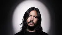 Penyanyi  Marcello Tahitoe alias Ello saat sesi pemotretan. Dengan rambut panjangnnya anak penyanyi Diana Nasution ini tampak seperti vokalis grup rock Foo Fighters Dave Grohl. (Instagram/@marcello_tahitoe)